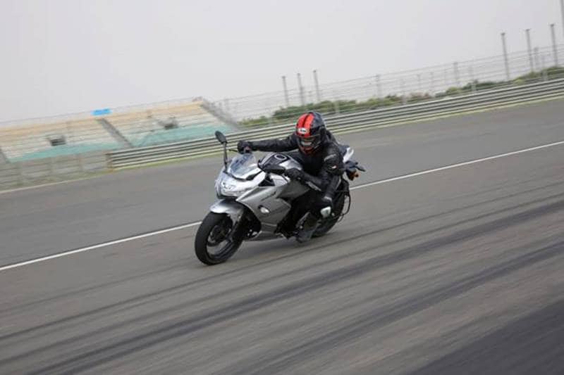 Hit - Suzuki Gixxer SF 250: Suzuki Gixxer SF 250 is one of the finest motorcycles in its segment that brings with it a competitive price tag and impressive performance. Powering the bike is a 249cc, single-cylinder, oil-cooled that is good for producing respective power and torque outputs of 27hp and 23Nm. The bike is currently priced in India at Rs 1.70 lakh (ex-showroom, Delhi).