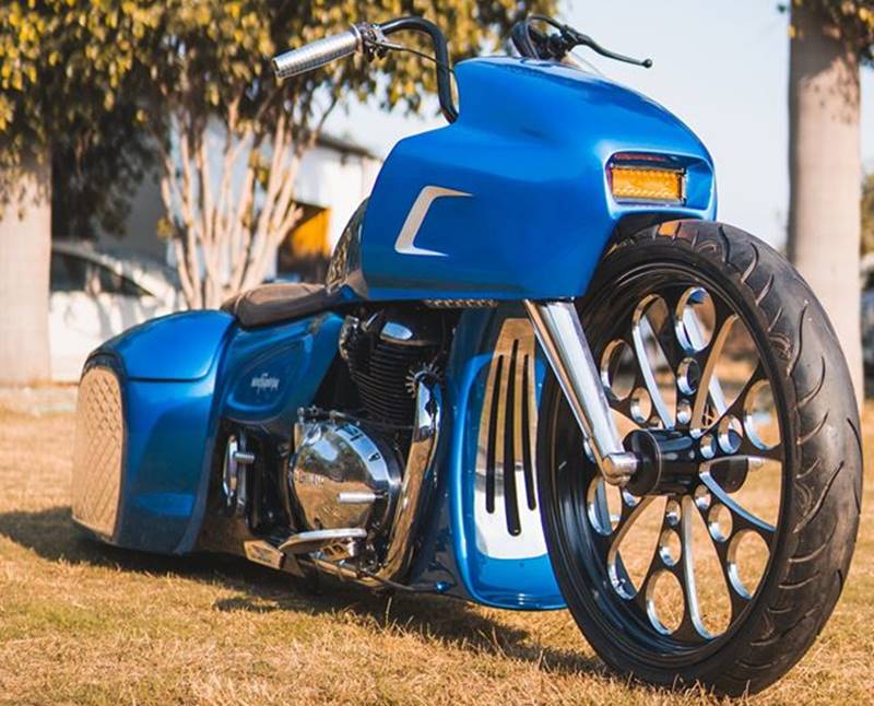 This year's India Bike Week motorcycle festival has concluded but there is surely still a lot that's making headlines, including new motorcycle launches and those that are custom-built. Today's feature comes from TNT Motorcycles who have transformed an Interceptor 650 into a giant bagger.