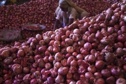 onion price hike, onion price rist, onion price in delhi today, onion price in west bengal, onion price in kolkata
