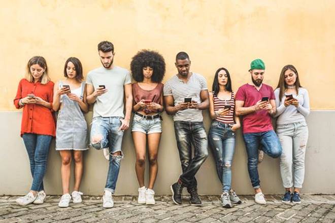 Smartphone addiction, digital detox, brain-fog, mental health and mobile phones, digitisation, brain fog, yoga, fitness, meditation, pranayama