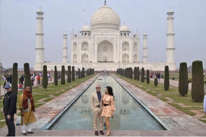 Amazon founder Jeff Bezos, Jeff Bezos in India, Jeff Bezos in Taj Mahal, Taj Mahal, Agra, Jeff Bezos family, Lauren Sanchez