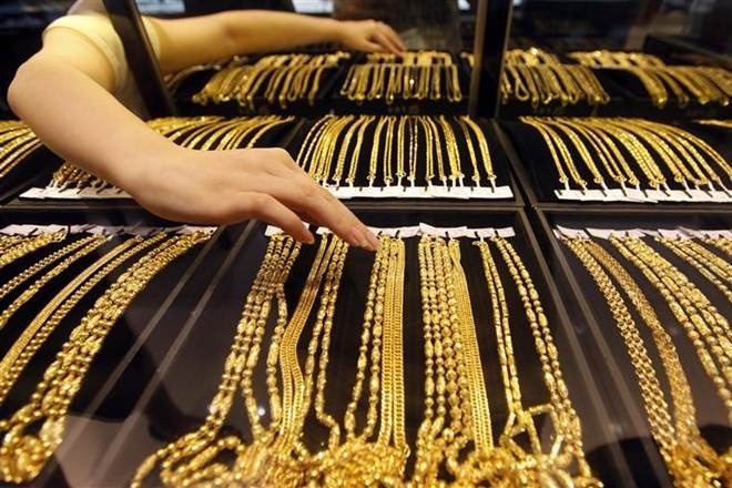 Gold prices rise today following global rates on hopes of policy stimulus; silver rates edge higher