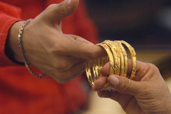 Gold prices fall on Wednesday ahead of Fed meeting outcome, silver trades flat