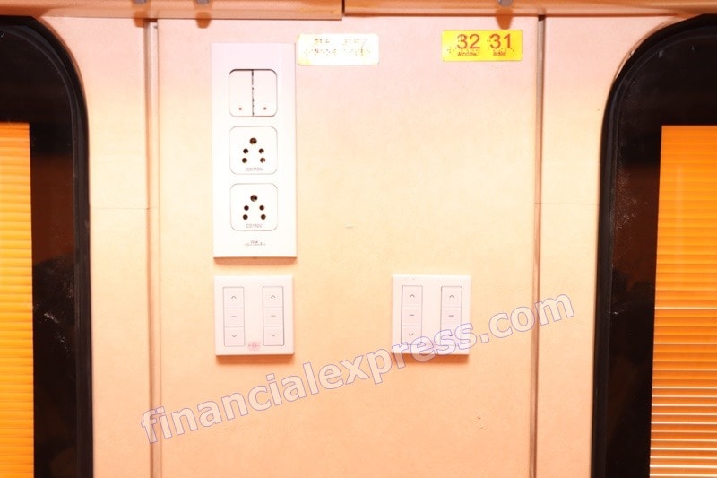 tejas express ahmedabad to mumbai booking online, tejas express images