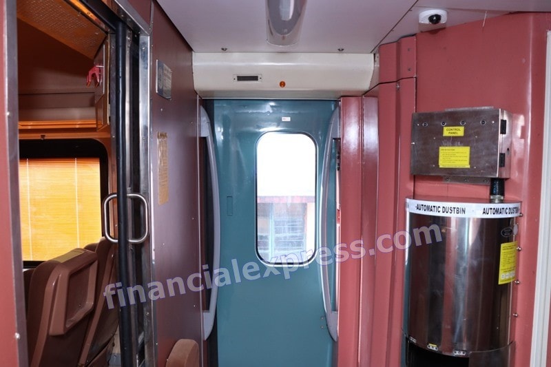 tejas express ahmedabad to mumbai booking online, tejas express images