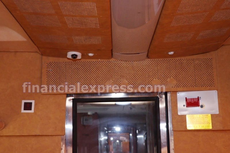 tejas express ahmedabad to mumbai booking online, tejas express images
