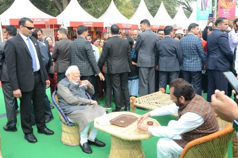 PM Modi enjoying hot kulhad tea with Minority Affairs Minister Mukhtar Abbas Naqvi at the fair. (ANI Image)