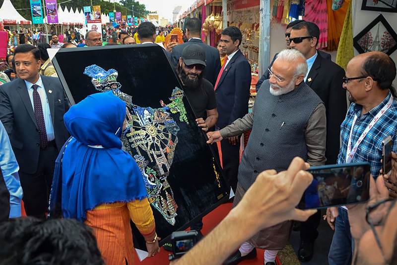PM Modi took a round of the Hunar Haat with Mukhtar Abbas Naqvi. They stopped at several stalls and interacted with craftsmen. (PTI photo)