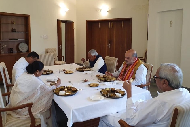 Mamata Banerjee shares meal with Amit Shah at Naveen Patnaik's residence in Bhubaneswar. (Photo: Naveen Patnaik Twitter) 