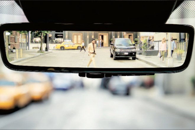 How ClearSight interior rear-view mirror on the new Land Rover Discovery Sport stands out!