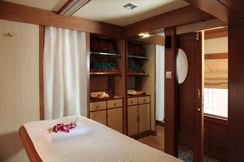 golden chariot price 2020, golden chariot train images
