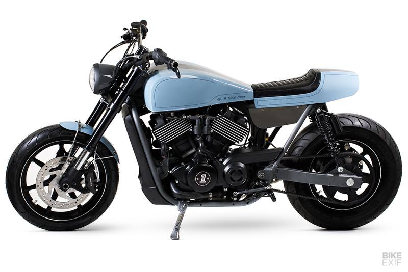To give the 749 cc ‘Revolution X’ engine a power boost, Colin has installed a K&N-style washable air filter (with a handmade aluminum cover) and custom stainless 2-into-1 pipes with a new collector. To keep everything in optimum tune, Colin has added a Vance & Hines Fuelpak FP3 Autotuner. (Image: Bikeexif)