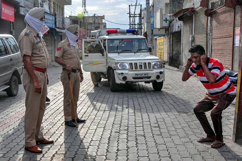 Coronavirus lockdown, Coronavirus, covidiots, Coronavirus in india, Coronavirus india, 21 day lockdown, india lockdown, sit-ups, squats, murga punishment, police
