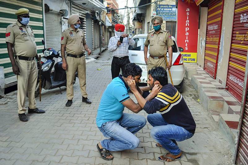 Coronavirus lockdown, Coronavirus, covidiots, Coronavirus in india, Coronavirus india, 21 day lockdown, india lockdown, sit-ups, squats, murga punishment, police