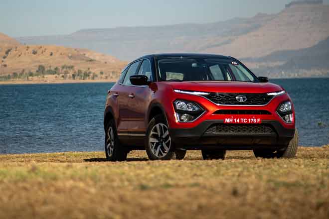 The Harrier XZA dual tone is costlier than the Hyundai Creta SX (O) by Rs 3 lakh