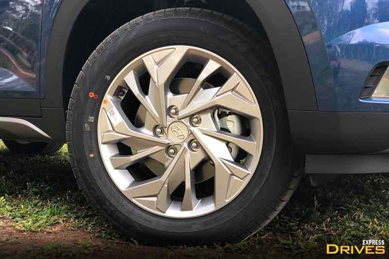 The Hyundai Creta will come offered with steel wheels as standard, but the wheel caps on the lower models are designed to resemble alloys which are a neat touch. The higher trims get alloy wheels while the top of the line model gets diamond-cut alloy wheels with black accents.