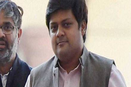 Singer tests positive, Parliament & Rashtrapati Bhavan rocked
