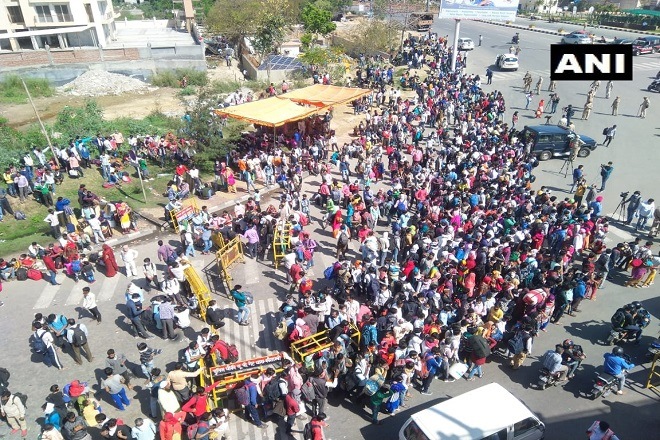 People migrating from Delhi to their respective states.