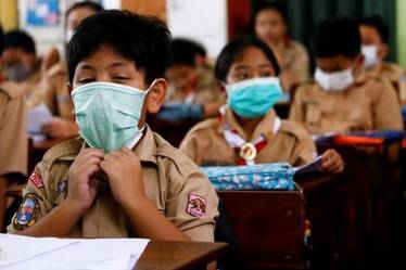 Students wear protective masks in school after Indonesia confirmed its first cases of COVID-19, in Jakarta, Indonesia. (Courtesy: Reuters photo)
