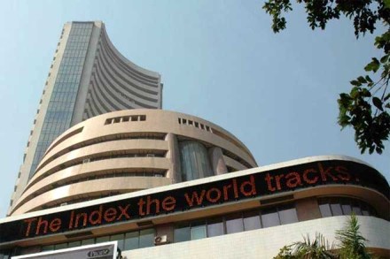 India’ stock market crashed on Monday losing over 2,000 points or close to 6% mirroring the weakness in global markets as heightened US-China tension left investors skittish.