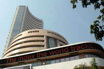 India’ stock market crashed on Monday losing over 2,000 points or close to 6% mirroring the weakness in global markets as heightened US-China tension left investors skittish.