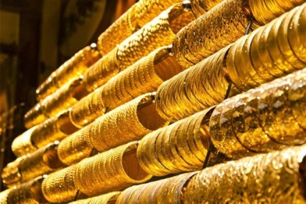 Gold prices snap three-day winning streak to trade lower, silver prices slump