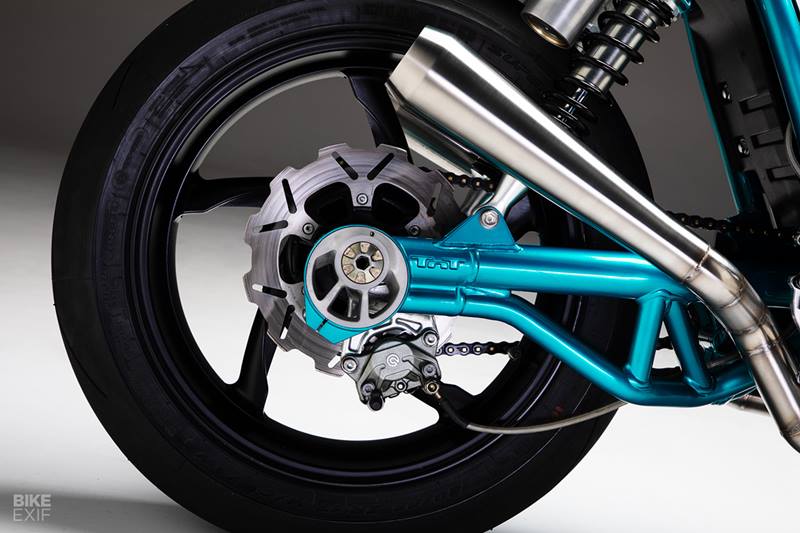 By the fifth week, the team began work on the new colour scheme. Distorted Paint and Restoration's Jay covered the frame and swingarm with candy teal while the rest of the body work was treated to a brushed and clear coated finish. “This color scheme has been on my to-do list for years. It was a perfect opportunity to finally get it,” Billy told Bikeexif. (Photo: Bikeexif)