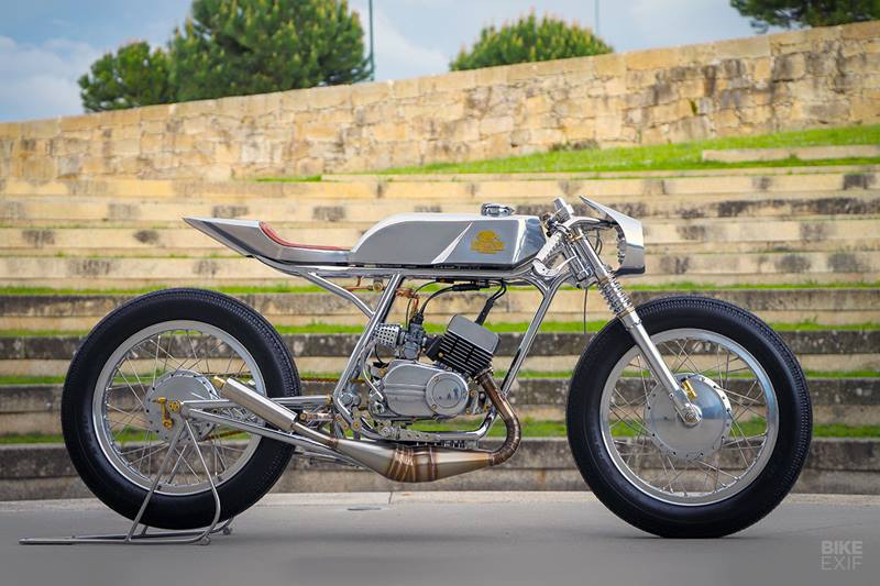 The frame and swingarm were made in the workshop and finished in chrome. It gets a sleek one-piece tank and seat unit crafted from aluminum and polished to match the frame. A small battery is hidden underneath, and the upholstery for the seat pad is vintage leather. (Photo: Bikeexif)