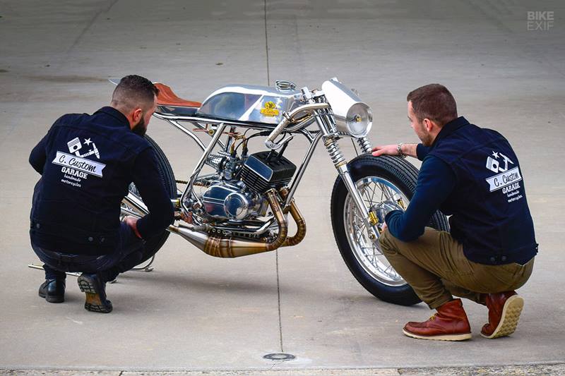 The headlight is the old unit but it's hooked up to a modern wiring loom. There are no buttons or dials on the stainless steel handlebar. Just custom-made levers and throttle. It rides on 18-inch Borranis wrapped with Shinko’s ‘Super Classic 270’ tyres. (Photo: Bikeexif)