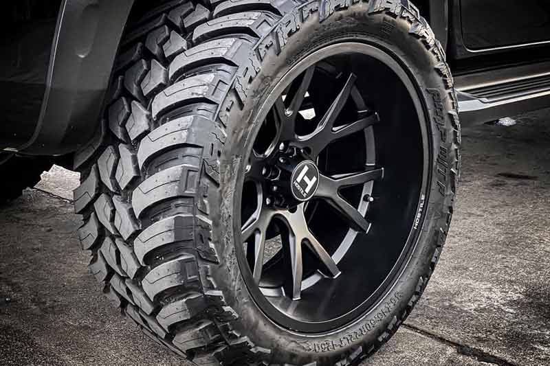 The bodywork has been left untouched, it dons an all-black paint job with the front grille being finished in black as well. No part of the car has been left blacked out. However, the black wheels are entirely custom. This modified model sits on custom wheels from Hostile with the H113 22x12ET-44 satin black wrapped in massive off-road all-terrain spec 22-inch tyres.