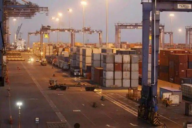 Ex-containers, major ports’ volumes declined by 3.2% y-o-y in the month.