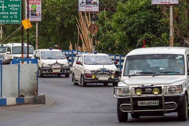 The Centre’s Inter-Ministerial Central Team convoy escorted by the police officials moves around city during the nationwide lockdown, in wake of coronavirus pandemic, in Kolkata, Tuesday, April 21, 2020. Photo PTI The Centre’s Inter-Ministerial Central Team convoy escorted by the police officials moves around city during the nationwide lockdown, in wake of coronavirus pandemic, in Kolkata, Tuesday, April 21, 2020. Photo PTI