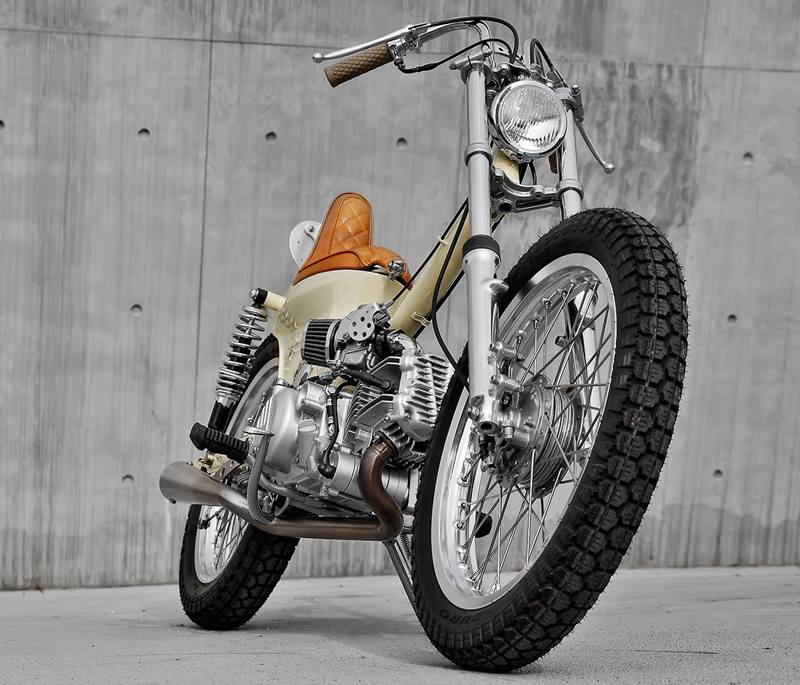2LOUD Custom used a SYM Cub clone as a donor. SYM is a Taiwanese manufacturer that built the beloved Honda Cub under license from Honda in the 60s, and then carried on using the blueprints after the deal ran out in 2002. This one came with a 90 cc engine and a three-speed gearbox, but Max and Lu quickly wedged in a 190 cc Zongshen unit with a five-speed box. (Source: Bikeexif)