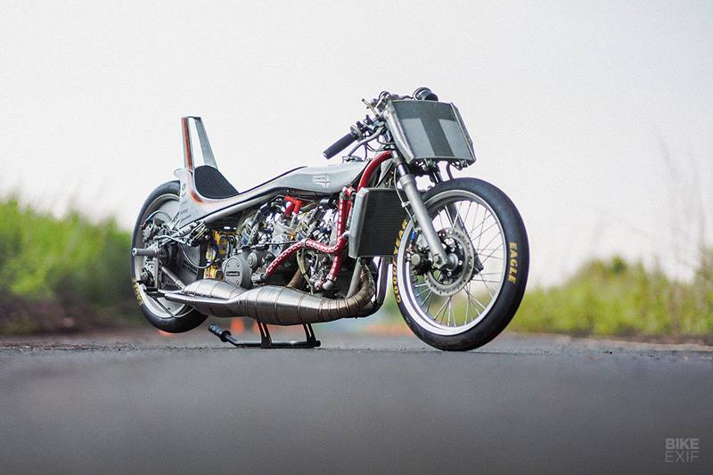 Drag bikes may not be ridable or practical but what they are extremely entertaining. They have one job - be as fast as possible in a straight line. We found one online, thanks to Bikeexif and it may be the most interesting build we've seen all year. Meet 'T 22 Synthesis' which has not one but two engines so it has a powerband that must make rather scary at set off.