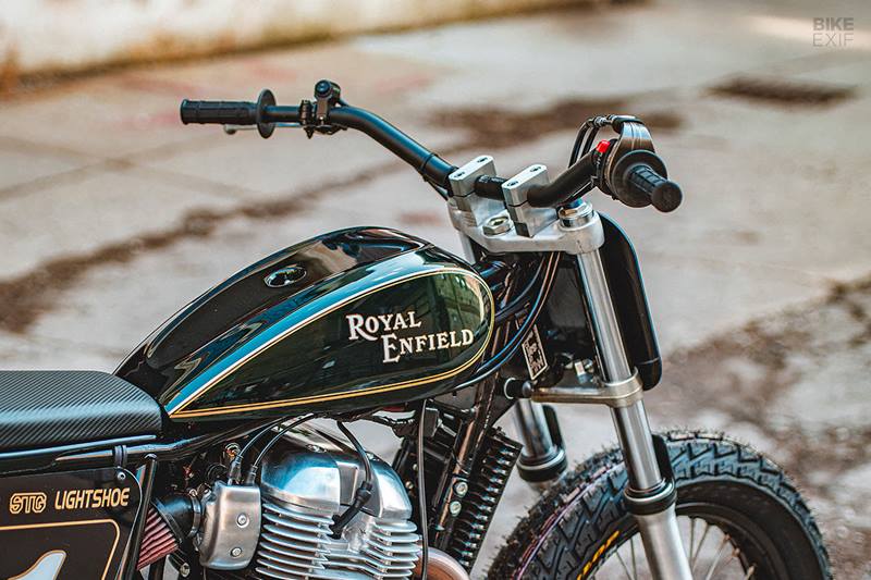 As her team, Jillian had her father Jim Deschenes who owns Superior Tool Grinding and helped to machine a number of custom parts, and her fiancé - fellow racer Erik Moldenhauer. The bike has a tank cover from modern Harley-Davidson XR750 sourced from Gopher Glass up front, and a tail section from Saddlemen. (Source: Bikeexif)