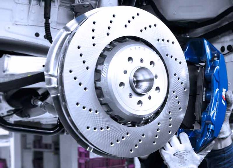Disc Brakes: This invention happened in the early years of automobile history but cars had to wait about 50 years before Citroen introduced the DS. The Citroen DS was the first mass-produced cars to features disc brakes. Before disc brakes, all cars came with drum brakes which had proven to be comparatively less effective. When you apply brakes on a car with disc brakes, the calliper on the disc clasps on to the disc to provide much more instant braking. (Photo: BMWUX)