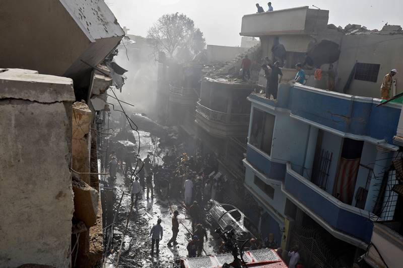karachi air crash, karachi crash, Karachi air crash images, pakistan air crash images, pakistan plane crash images, PIA flight crash, pakistan plane crash, pakistan news, karachi airport crash latest news, pakistan air crash death toll, karachi, PIA crash news updates