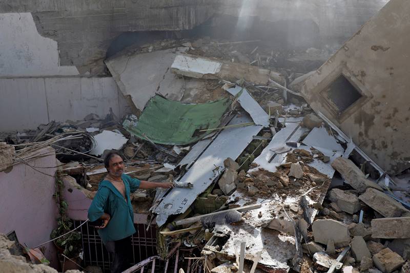 karachi air crash, karachi crash, Karachi air crash images, pakistan air crash images, pakistan plane crash images, PIA flight crash, pakistan plane crash, pakistan news, karachi airport crash latest news, pakistan air crash death toll, karachi, PIA crash news updates