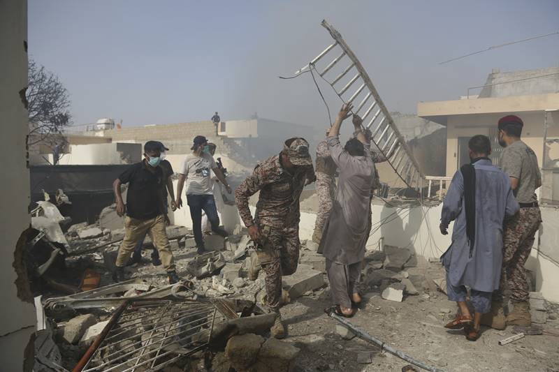 karachi air crash, karachi crash, Karachi air crash images, pakistan air crash images, pakistan plane crash images, PIA flight crash, pakistan plane crash, pakistan news, karachi airport crash latest news, pakistan air crash death toll, karachi, PIA crash news updates