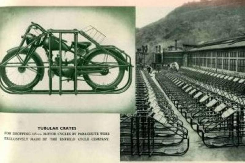 To protect the bike from damage during the impact of a parachute landing, it was placed in tubular steel cradles. Several modifications were made to the motorcycle. The handlebars were rotated to fit in the cradle, kickstarter and footrests were replaced with foldable ones, seat height was raised and an expansion chamber was added to reduce exhaust sound for stealth behind enemy lines. Photo: royalenfieldflyingflea.weebly