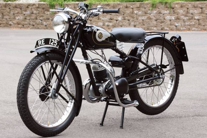 When the war started in 1939, Britain had no airborne forces but impressed by German paratroopers, Winston Churchill ordered 5,000 parachute and glider-borne troopers in June 1940. DKW's Dutch distributor Stovkis & Sonen was given the option by the Nazi of firing its Jewish directors or lose the rights to selling the German-built bike. The firm chose to give up the German bike and instead took the RT100 to Royal Enfield in Britain who produced a similar bike - the Model RE with a 125cc engine. (Photo: motorcycleclassics)