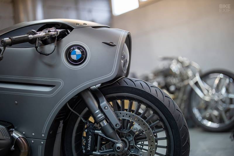 The 18” wheels are fully custom and have been machined of aluminum to resemble turbines. Dmitry also fabricated a stainless steel two-into-one exhaust system, which snakes into the bodywork before emerging in a single muffler on the left. The bulges on each side of the main fuselage hide twin 3D-printed air boxes, kitted out with car air filters. (Source: Bikeexif)
