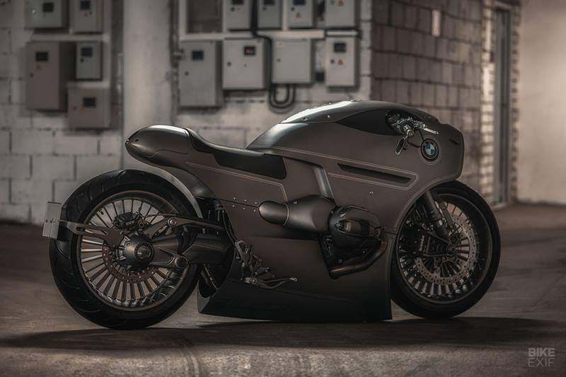Now, about what we were on about in the beginning how this bike doesn't need a stand of any kind to stay upright. It is designed to rest on its bellypan. A couple of buttons on top control the pneumatic system that raises to the bike when its time to set off. (Source: Bikeexif)