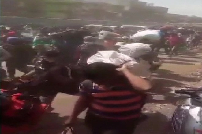 Video: Thousands of migrants gather outside Bandra railway station to ...