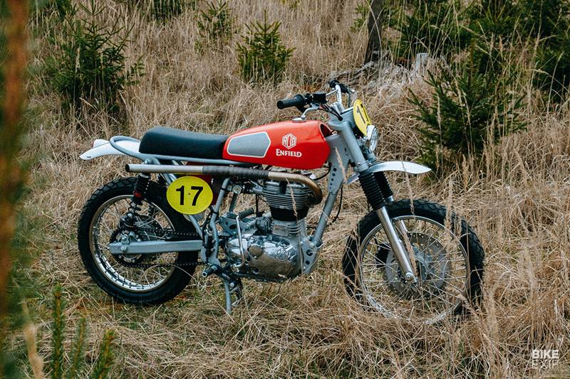 The brakes of the Royal Enfield Bullet 500 were upgraded with a larger disc up front with a better master cylinder. David replaced stock tyres with Michelin Sirac and removed the ABS system. A fresh red and silver paint job adds to the scrambler Husqvarna vibe David set out to build.