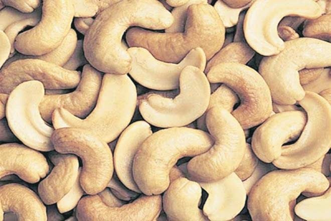 Global raw cashew production in 2020-21 is estimated at 3,722,000 tonne and total supply at 3,924,000, with carryover stocks seen at 202,000 tonne. Global raw cashew production in 2020-21 is estimated at 3,722,000 tonne and total supply at 3,924,000, with carryover stocks seen at 202,000 tonne.