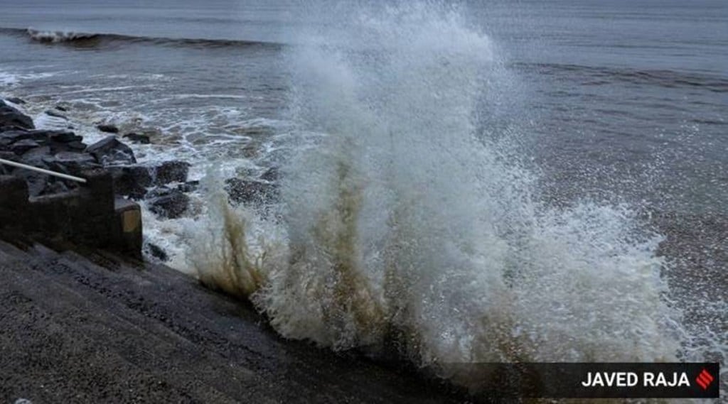 Nisarga Cyclone to hit north Maharashtra and south Gujarat coasts including mumbai IMD NDRF latest updates Nisarga Cyclone to hit north Maharashtra and south Gujarat coasts including mumbai IMD NDRF latest updates