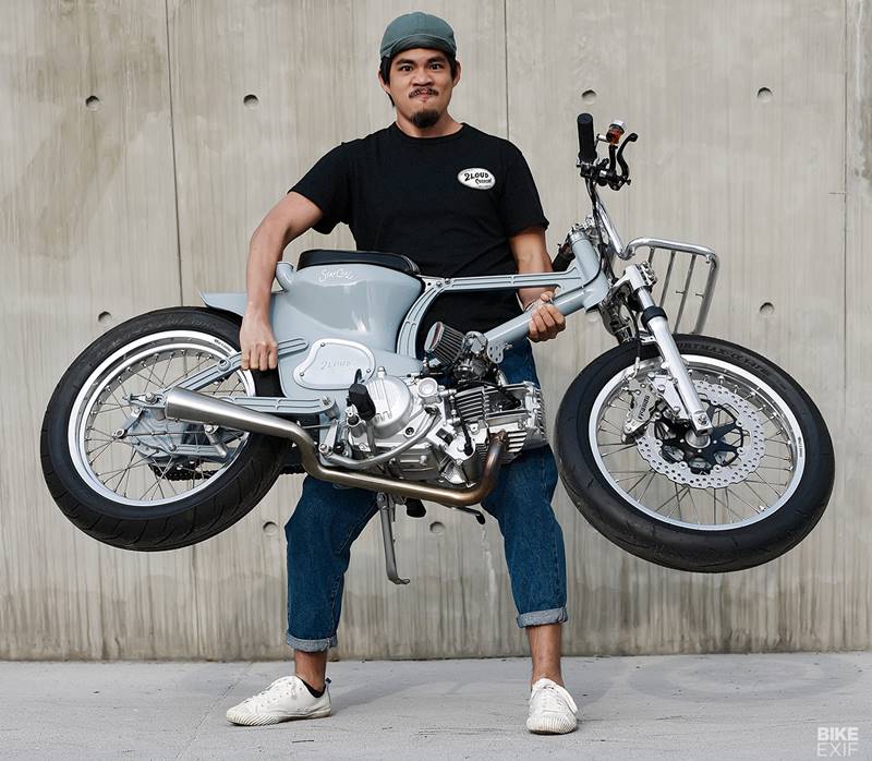 Star builder Ma ‘Max’ Yicheng and his partner Lu Yongyu have finished a streak of fantastic commercial builds already. This Cub started out as an early model 80cc scoot but now has a 190 cc Zongshen engine. The frame was modified to fit the larger powerhouse.