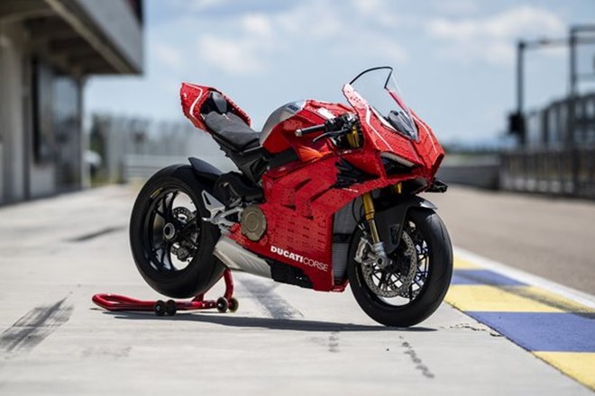 Beating Monday Blues: 221hp ‘life-sized’ Ducati Panigale V4 R with 15,000 Lego bricks is an attention magnet!