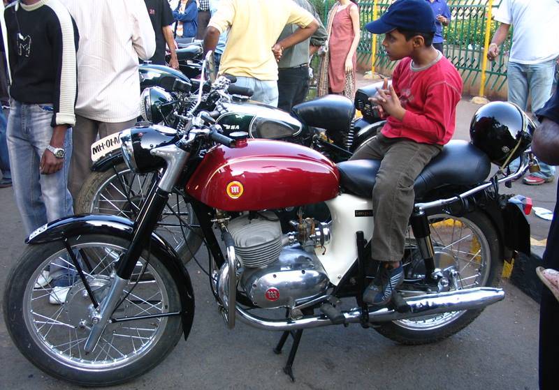 It is always a pleasure speaking with people who express very evident and true enthusiasm towards their motorcycles and my conversation with Manuel was one such. Manuel says that the first time he saw the Impala some 17-18 years ago, he didn't know it was a Spanish classic but it was 'love at first sight' for him and he knew instantly he had to put it in his possession. He recalls paying Rs 1000-1500 for the bike back then and laughs it off that it may sound like a small amount today but it was quite a lot back then. Manuel restored it in 1996, bought parts for it from Barcelona in 2000, and has been busy and happy upkeeping it since.